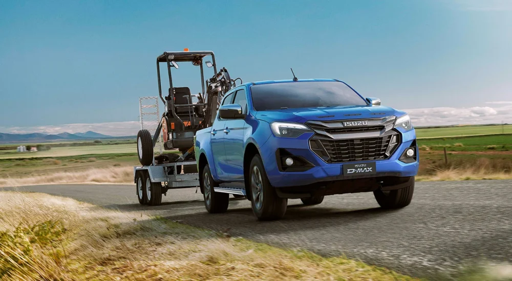 isuzu-d-max-azul-remolcando-miniexcavadora